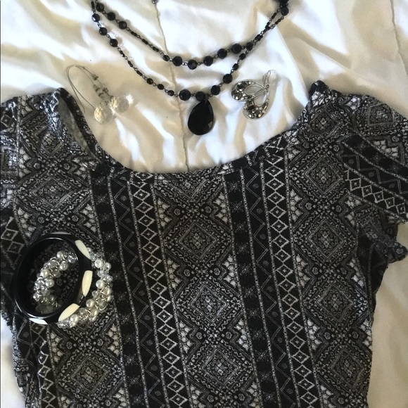 Chic black and white short sleeved crop top. Small - Picture 3 of 3